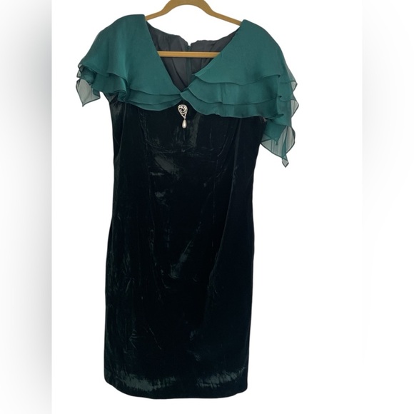 Elegant Vintage emerald  green velvet and chiffon with broch  dress size 15/16 - Picture 2 of 7